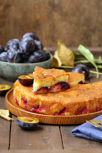 pastel de ciruela con bayas frescas - 11323 fotografías e imágenes de stock