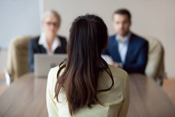 empresario y empresaria rrhh gerente entrevista mujer - interview fotografías e imágenes de stock