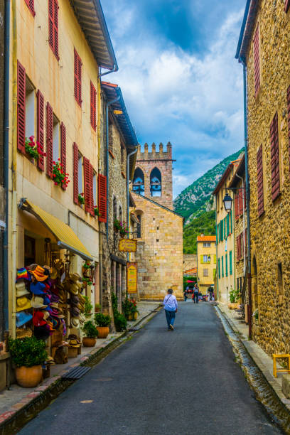 menschen sind durch eine schmale straße im zentrum von villefranche de conflent, frankreich bummeln. - 16199 stock-fotos und bilder