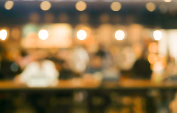 абстрактные размыты кофе кафе бар фон с группой людей, встреча и говорить в выходные дни, расслабиться и образ жизни концепции - coffee time restaurant стоковые фото и изображения
