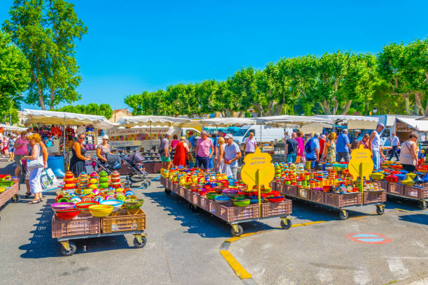 view of a street market in vaison-la-romaine france - 7298 imagens e fotografias de stock