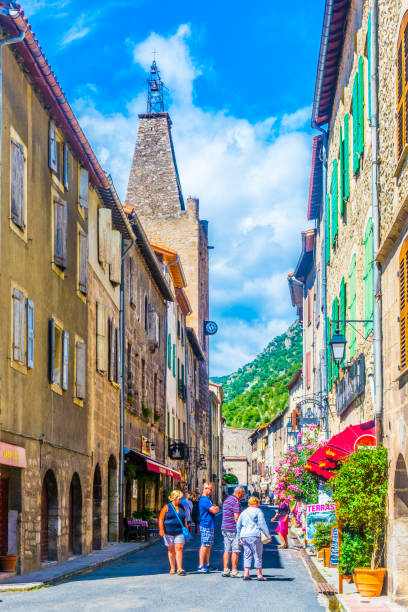 la gente passeggia per una stradina nel centro di villefranche de conflent, in francia - 16326 foto e immagini stock