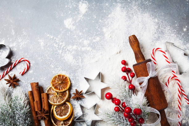 モミの木の上面とクリスマス麺棒のベーキング、散乱粉とスパイスを料理にパン屋さんの背景が装飾されています。 - baking ストックフォトと画像