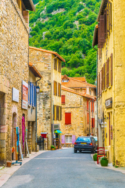 les gens sont promènent à travers une ruelle dans le centre de villefranche de conflent, france - 16193 photos et images de collection