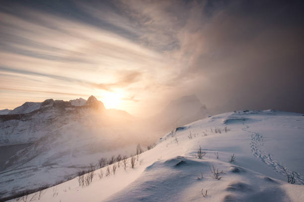 colina de neve com o nascer do sol na cordilheira - sunrise mountain winter arctic - fotografias e filmes do acervo