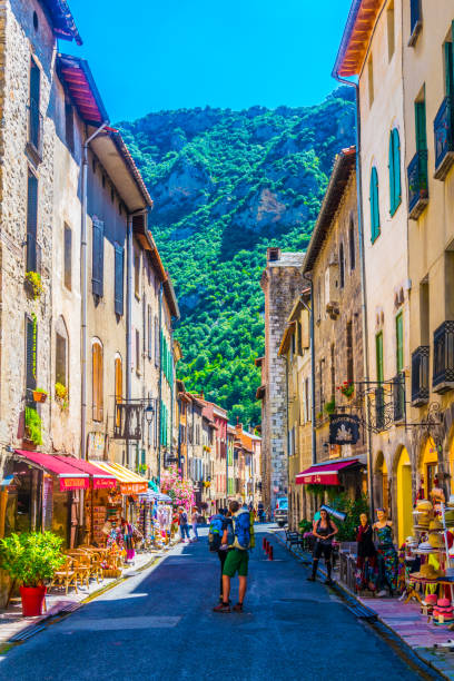 les gens sont promènent à travers une ruelle dans le centre de villefranche de conflent, france - 16312 photos et images de collection