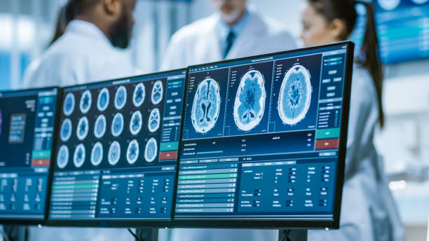 datorskärmen visar mri, ct bilden scan av hjärnan. i bakgrunden mötet av laget av medicinska forskare i hjärnan forskningslaboratorium. neurologer / neuroforskare analytisk diskussion. - brain scan' bildbanksfoton och bilder