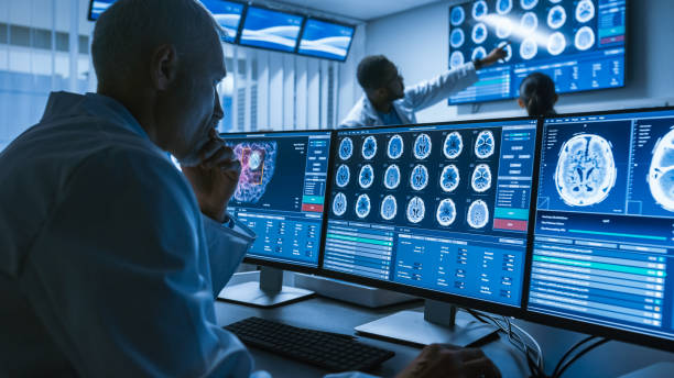 수석의 어깨 총 동안 ct 뇌 협력 의료 과학자 실험실에서 개인용 컴퓨터에서 이미지를 스캔 합니다. 연구 센터에서 신경과 뇌 종양 치료에 작동합니다. - 의료 연구 이미지 뉴스 사진 이미지