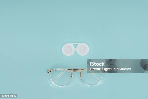Vista Dallalto Di Occhiali E Contenitore Lenti A Contatto Su Sfondo Blu - Fotografie stock e altre immagini di Occhiali da vista