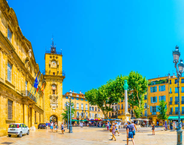 municipio di aix-en-provence, francia - fountain house residential structure home interior foto e immagini stock