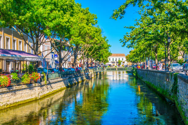 canal por el centro histórico de l ' isle sur la sorgue en francia - lisle fotografías e imágenes de stock