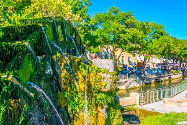 rueda de agua en l ' isle sur la sorgue en francia - lisle fotografías e imágenes de stock