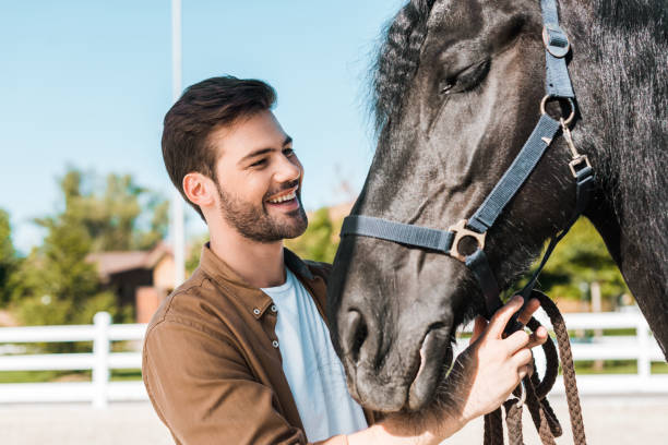 sorrindo cabrestos fixação cowboy bonito no clube do cavalo - halter horse animal adult - fotografias e filmes do acervo