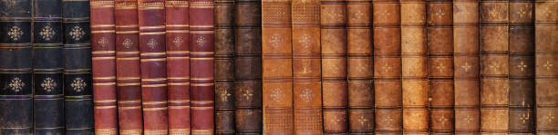 ряд древних книг - book spine book old in a row стоковые фото и изображения