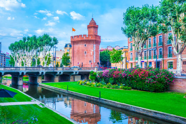 torre de castillet hospedagem de um museu de história e cultura em perpignan, frança - 15855 - fotografias e filmes do acervo