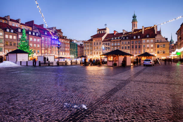 serata alla piazza del mercato della città vecchia a varsavia - warsaw old town square foto e immagini stock