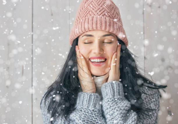 retrato de inverno de jovem - scarf women hat warm clothing - fotografias e filmes do acervo