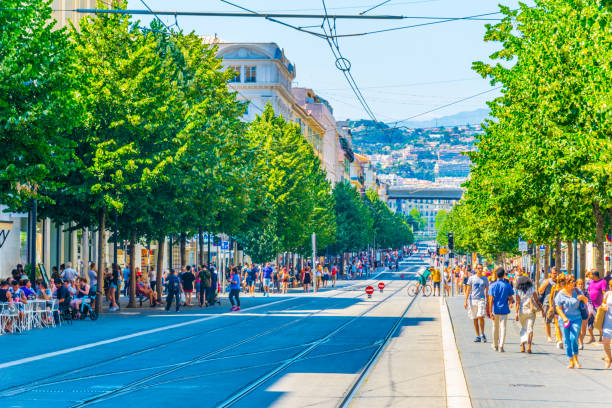 vista del traffico su avenue jean medecin nel centro di nizza, francia - city of nice restaurant france french riviera foto e immagini stock