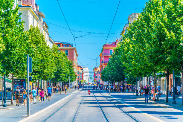 vista del tráfico en la avenida jean medecin en el centro de niza, francia - 2360 fotografías e imágenes de stock