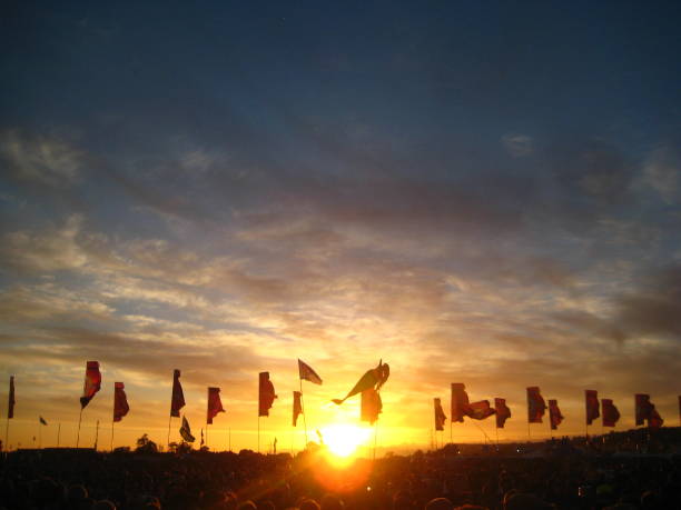 coucher de soleil sur le festival de glastonbury - glastonbury festival photos et images de collection