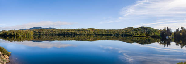 lago de efecto espejo durante caída en monte tremblant, quebec, canadá - laurentian moutains fotografías e imágenes de stock