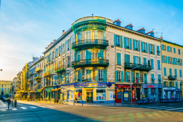 ludzie przechadzają się po placu garibaldi w centrum nicei we francji - city of nice restaurant france french riviera zdjęcia i obrazy z banku zdjęć