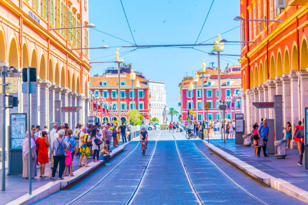 vista del traffico su avenue jean medecin nel centro di nizza, francia - city of nice restaurant france french riviera foto e immagini stock