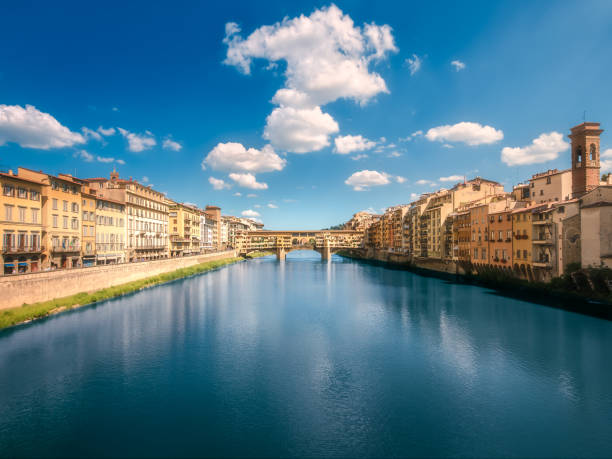 panoramablick auf der ponte vecchio brücke, florenz - italy florence italy bridge tuscany stock-fotos und bilder