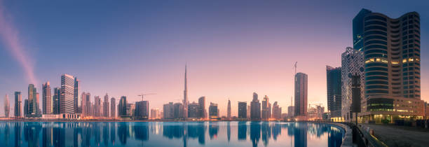 vista panorámica de la bahía de negocios de dubai, emiratos árabes unidos - industry sunrise dubai construction fotografías e imágenes de stock