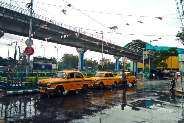 taxi de kolkata india estacionado al lado de la estación de metro tren - cable car driver transportation occupation tramway fotografías e imágenes de stock