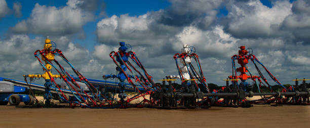 puits de pétrole américain - fracking photos et images de collection