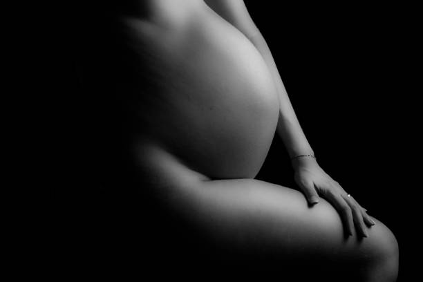 schwangeren bauch fruchtbarkeit nackt kontrast - human pregnancy abdomen naked human hand stock-fotos und bilder