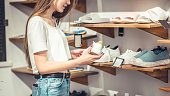 frau-sucht-ein-neues-paar-schuhe.jpg?b=1&s=170x170&k=20&c=QKiGSBlK5E44OCZ0E8kYR7sFez0r00TIDciVn7rEEKM=