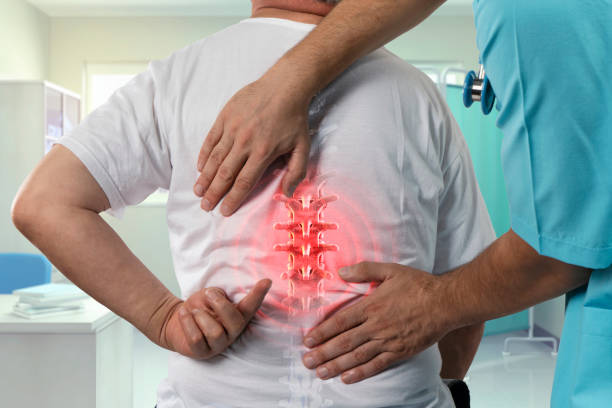 dor lombar maduro exame - back rear view pain backache - fotografias e filmes do acervo