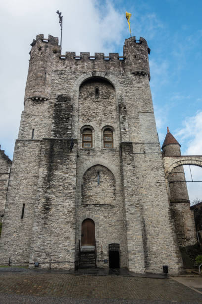 torre central do castelo de gent, gent bélgica. - castle gravensteen - fotografias e filmes do acervo