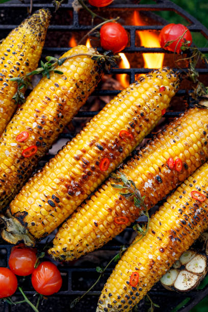 kukurydza z grilla na kolbie. kukurydza z grilla na płycie grillowej, widok z góry. - grilled corn vegetable corn on the cob zdjęcia i obrazy z banku zdjęć