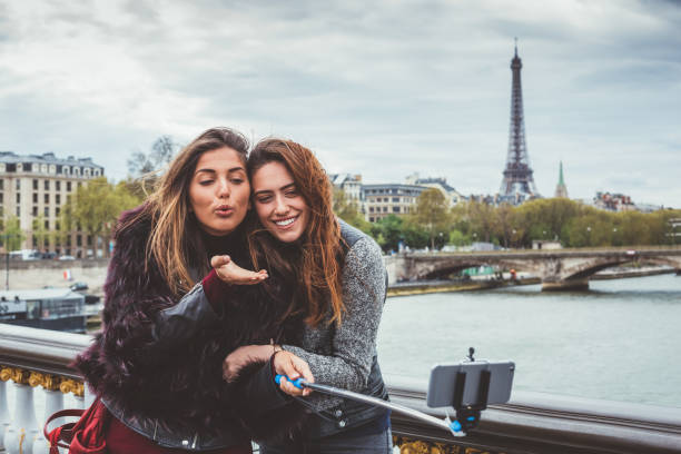 amigos tirando fotografia de si mesmo em paris - seine net fotos - fotografias e filmes do acervo