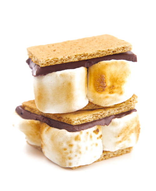 два самодельных smores изолированы на белом фоне - burnt sugar стоковые фото и изображения