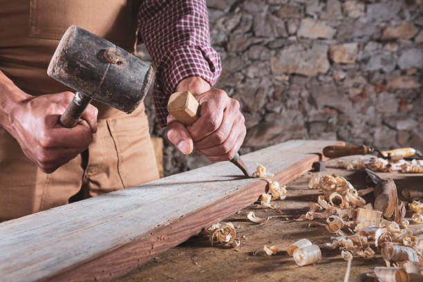 carpintero con cincel para alisar abajo madera - work tool chisel wood mallet fotografías e imágenes de stock