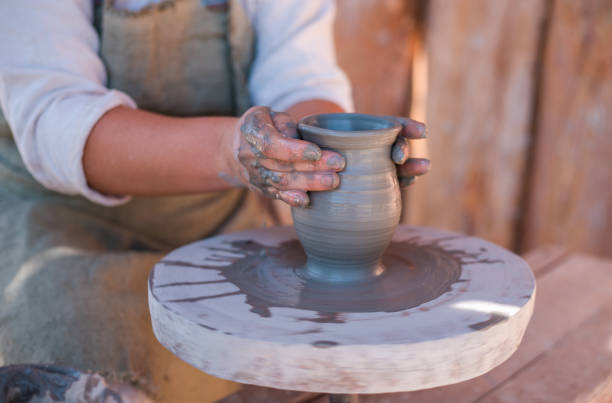 ポッターは、轆轤に土器を作成です。 - earthenware bowl ceramic dishware ストックフォトと画像