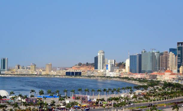luanda bay - panorama of the waterfront avenue, avenida marginal / 4 de fevereiro - skyline, angola - baia de luanda imagens e fotografias de stock
