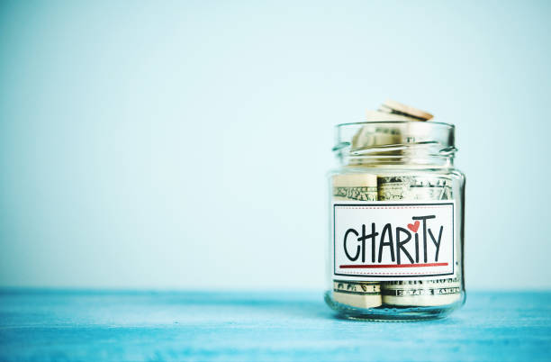 자선 미국 돈을 항아리 가득 동전과 지폐 - jar currency donation box charity and relief work 뉴스 사진 이미지