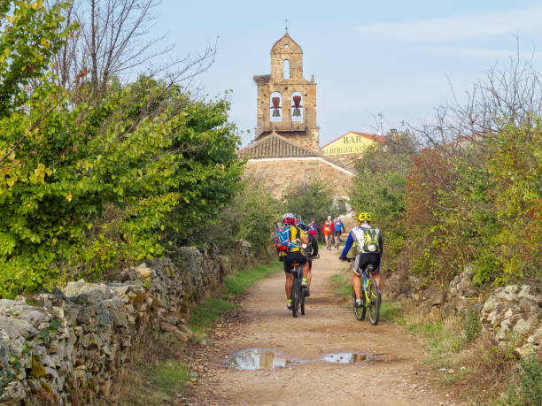 ciclistas de camino - santa catalina de somoza - galicia pilgrimage pilgrim religion - fotografias e filmes do acervo