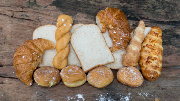 木材販売のまな板の上にパン食べ物 - fusty ストックフォトと画像