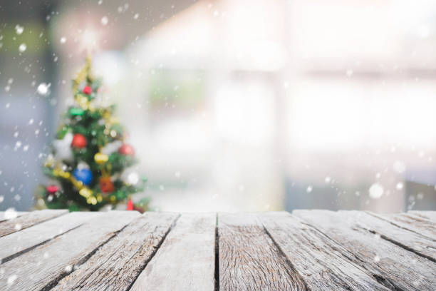 table en bois vide haut sur flou avec bokeh fond d’arbre de noël avec des chutes de neige - peut être utilisé pour l’affichage ou montage de vos produits. - artificial tree photos et images de collection