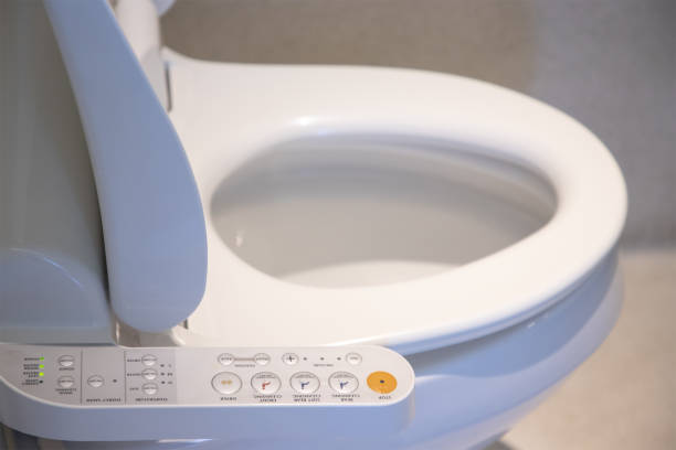 banheiro com assento eletrônico automático nivelado, japão estilo sanita, sanitários de alta tecnologia. - bidet - fotografias e filmes do acervo