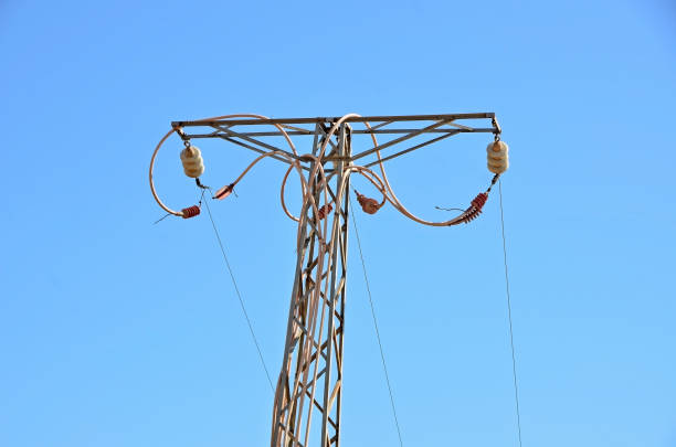 głowica wieży elektrycznej z błękitnym niebem - transformer electricity mesh power line zdjęcia i obrazy z banku zdjęć