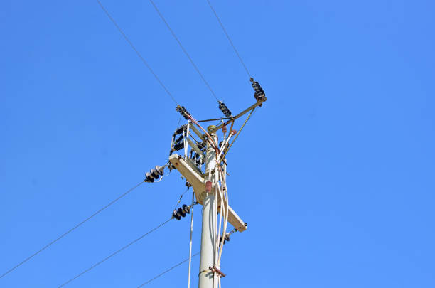 głowica wieży elektrycznej z błękitnym niebem - transformer electricity mesh power line zdjęcia i obrazy z banku zdjęć