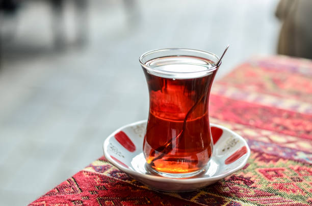 chá turco com bokeh de fundo - tea island - fotografias e filmes do acervo