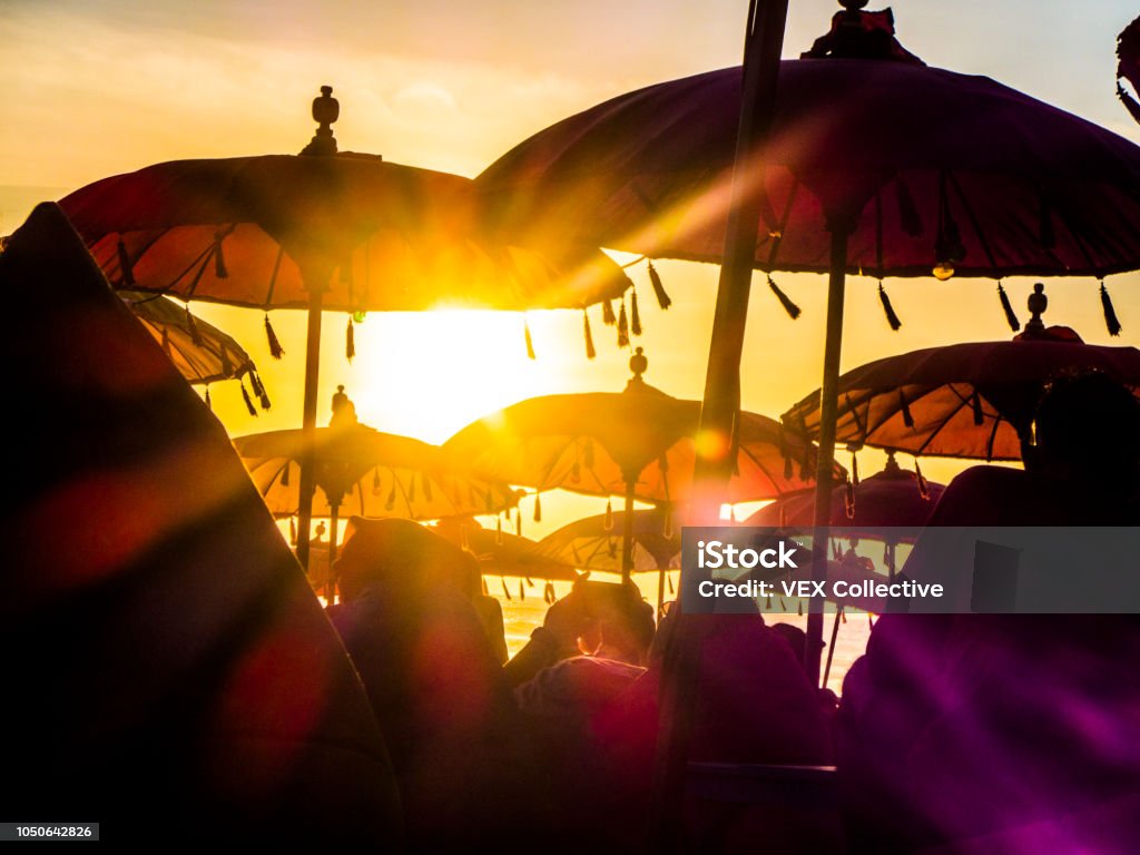 Sunset beach Seminyak, poufs colorés et parasols sur la plage de sable blanc, le paradis sur terre - Photo de Coucher de soleil libre de droits Sunset beach Seminyak, poufs colorés et parasols sur la plage de sable blanc, le paradis sur terre - Photo de Coucher de soleil libre de droits